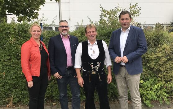 Erste Kreisbeigeordnete Becker-Bösch, Vorsitzender Herrmann, Landtagskandidat Waas und SPD Generalsekretär Klingbeil